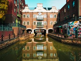 安卓手机投屏指南：内置功能与APP投屏比较